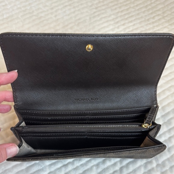 Michael Kors Brown Fulton Flap Continential Wallet Luxurious Leather Design - Picture 3 of 4